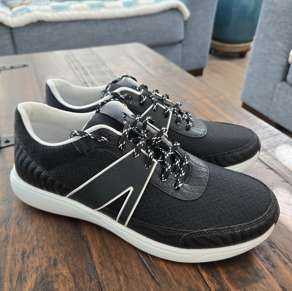 Traq by Alegria Qarma 2 Black Textualize Sneakers. Size EU 42/US 9. Good preowne